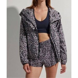 🌻NEW w/tags Varley Dark Motion Petal Print Terrace Running Jacket Size Small